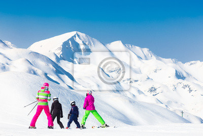 obrazplakat-rodzina-na-wakacjach-narciarskich-z-gory2